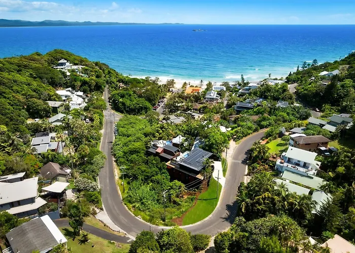 Moonrise - 4 Bedroom Designer Home Above Wategos Beach Byron Bay